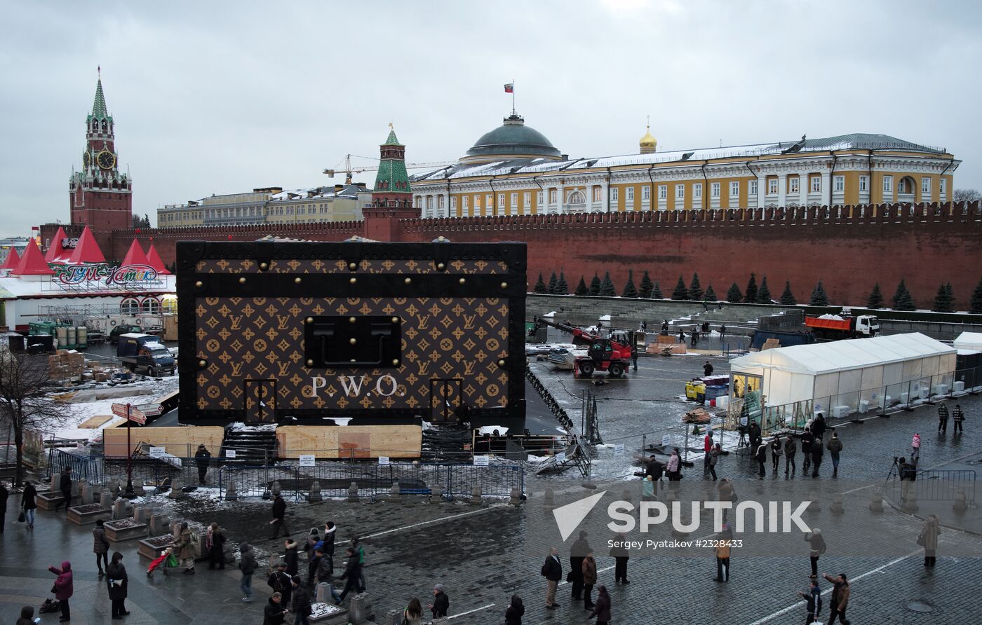 Dismantling Louis Vuitton pavilion on Red Square