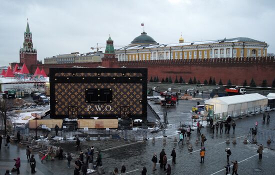 Dismantling Louis Vuitton pavilion on Red Square