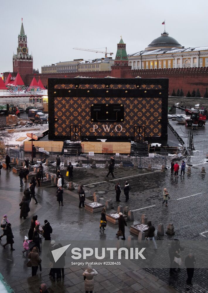 Dismantling Louis Vuitton pavilion on Red Square