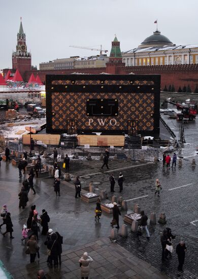 Dismantling Louis Vuitton pavilion on Red Square