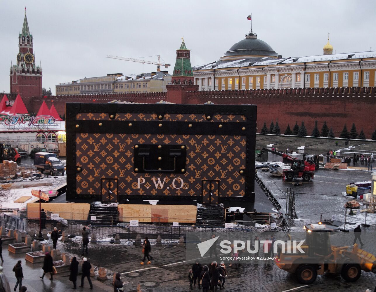 Dismantling Louis Vuitton pavilion on Red Square