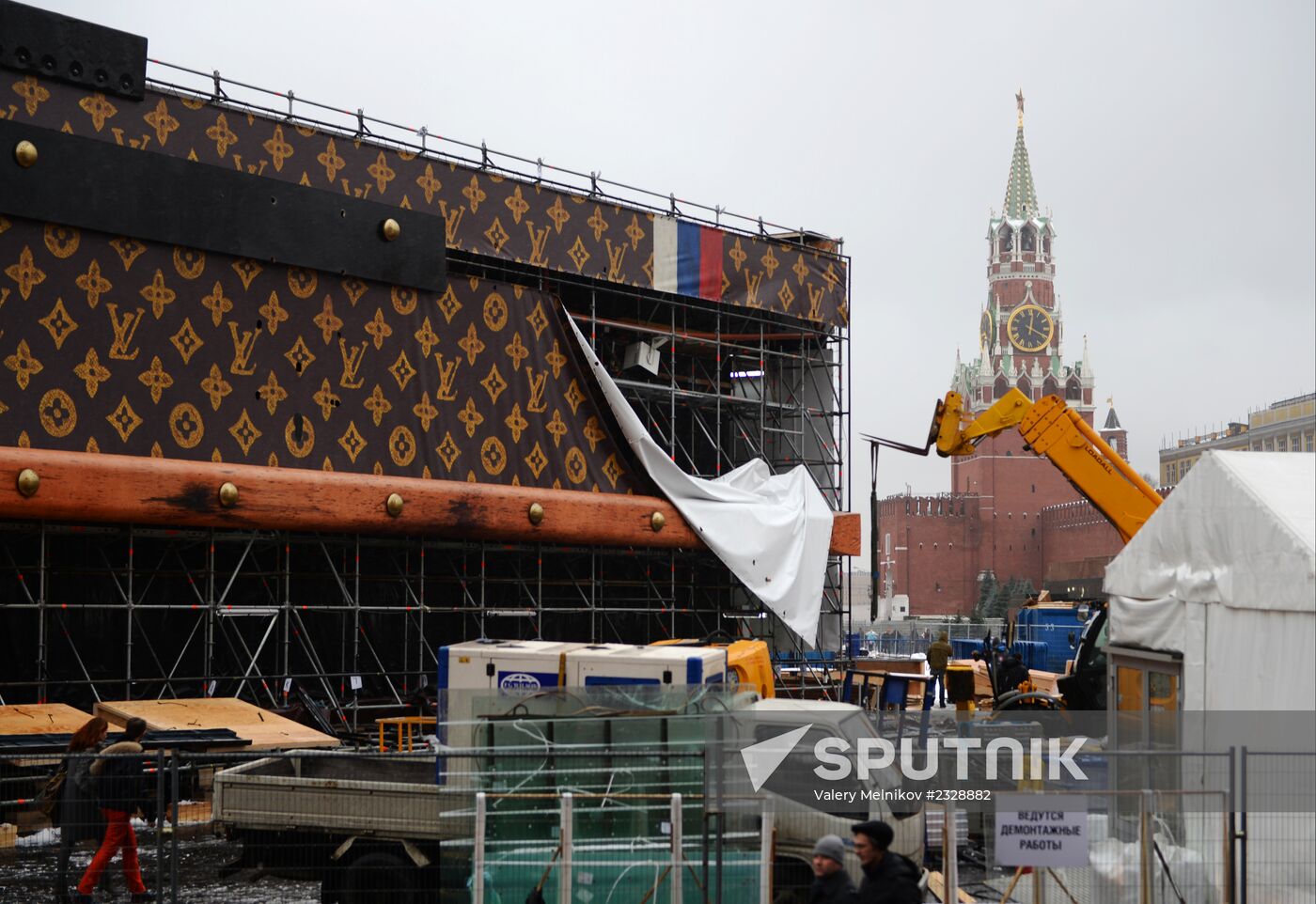 Dismantling Louis Vuitton pavilion in Red Square