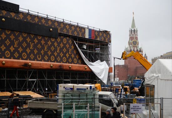 Dismantling Louis Vuitton pavilion in Red Square