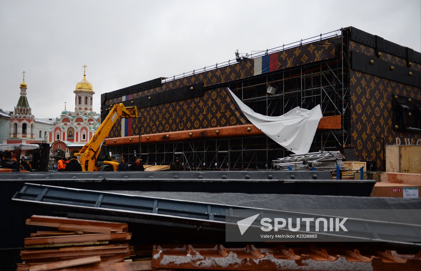 Dismantling Louis Vuitton pavilion in Red Square