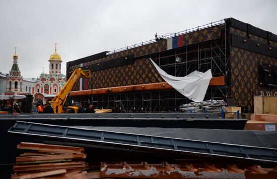 Dismantling Louis Vuitton pavilion in Red Square