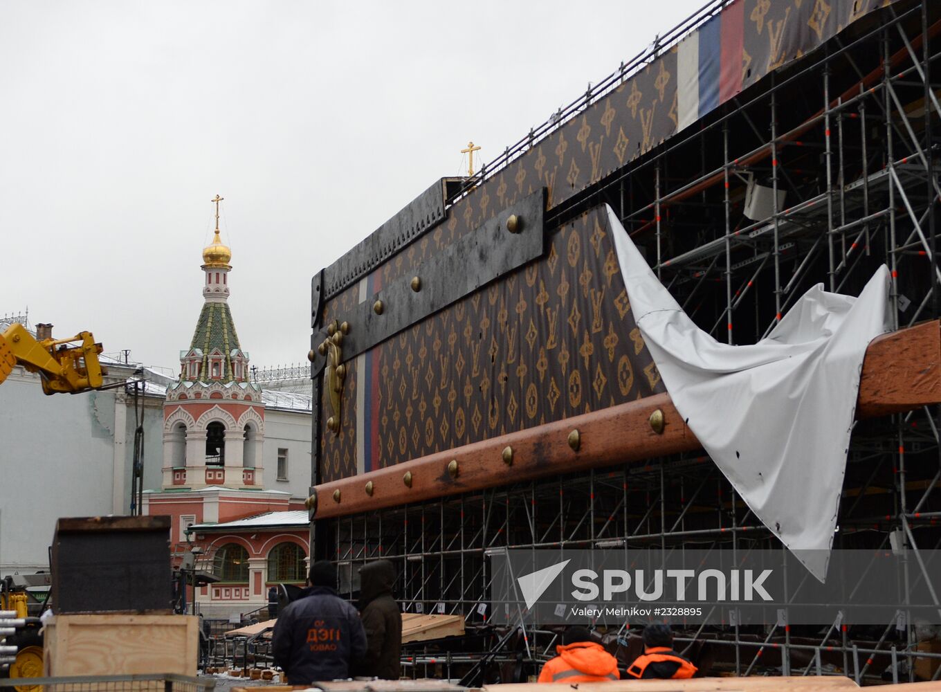 Dismantling Louis Vuitton pavilion in Red Square