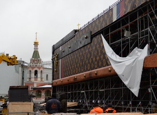 Dismantling Louis Vuitton pavilion in Red Square