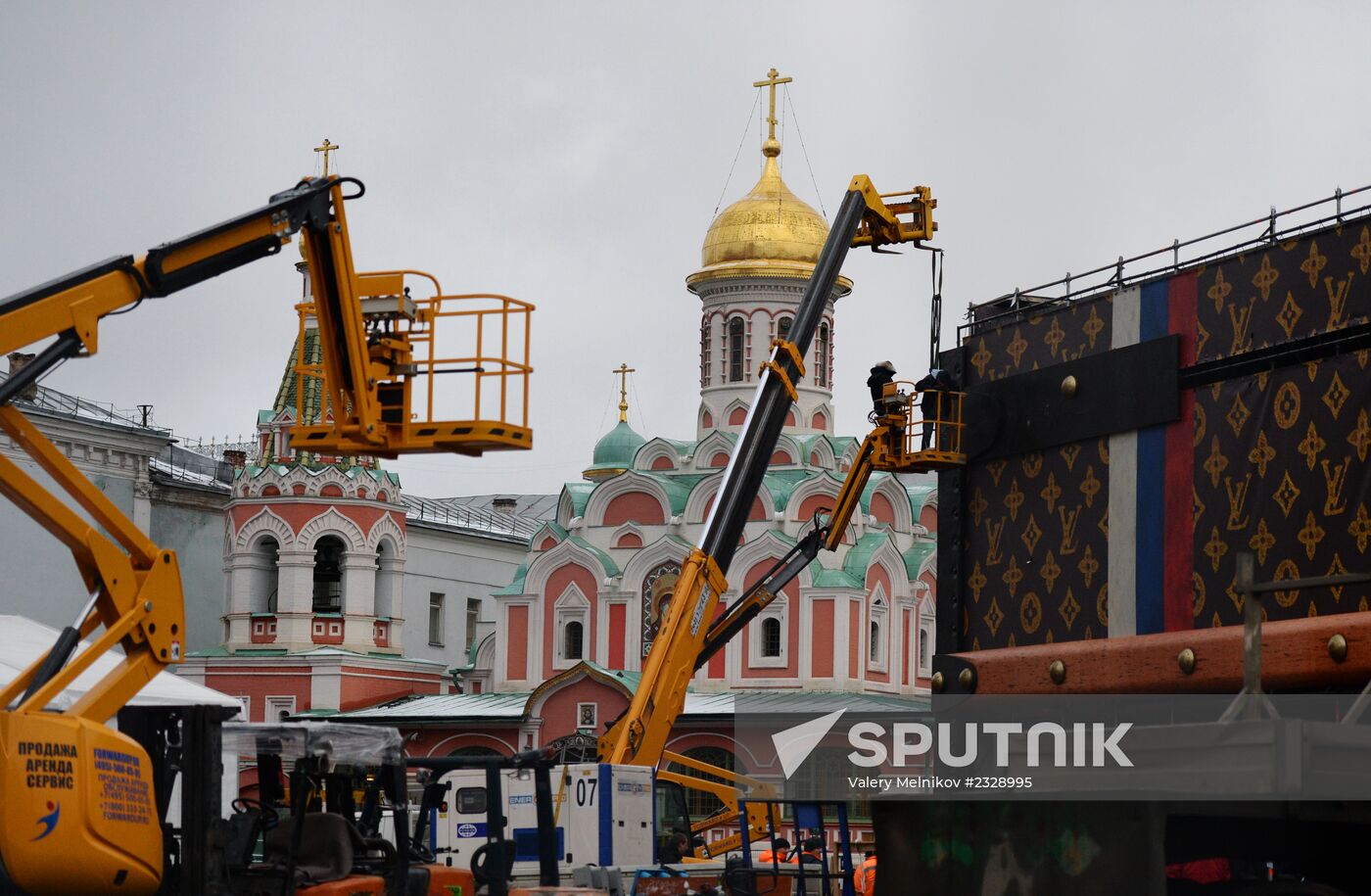 Dismantling Louis Vuitton pavilion on Red Square