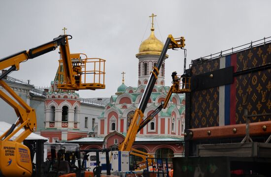 Dismantling Louis Vuitton pavilion on Red Square