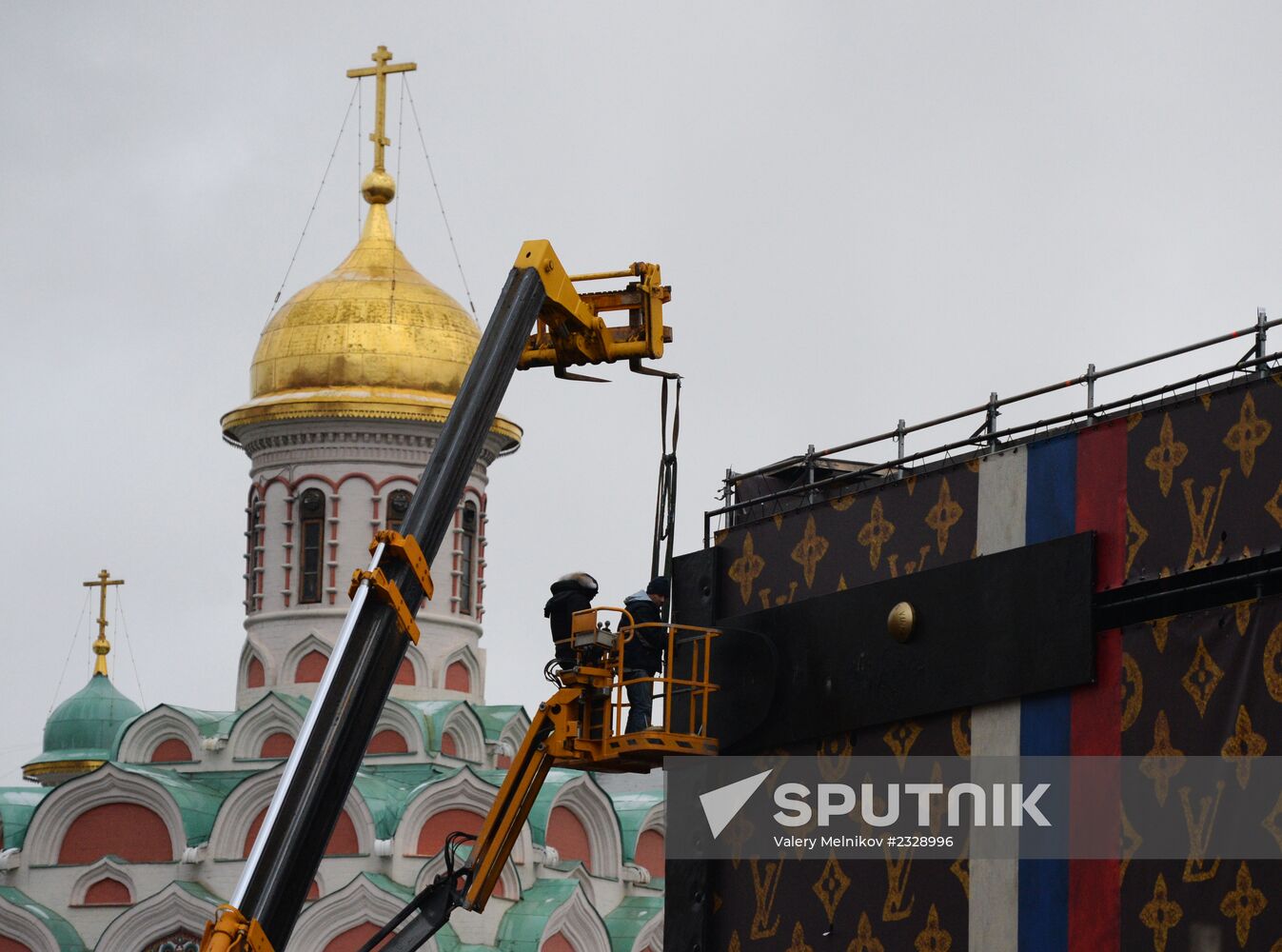 Dismantling Louis Vuitton pavilion on Red Square