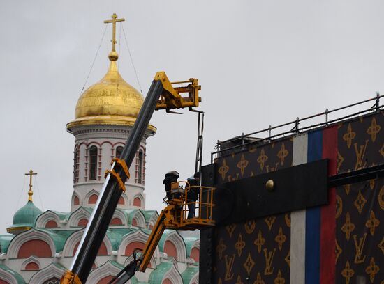 Dismantling Louis Vuitton pavilion on Red Square