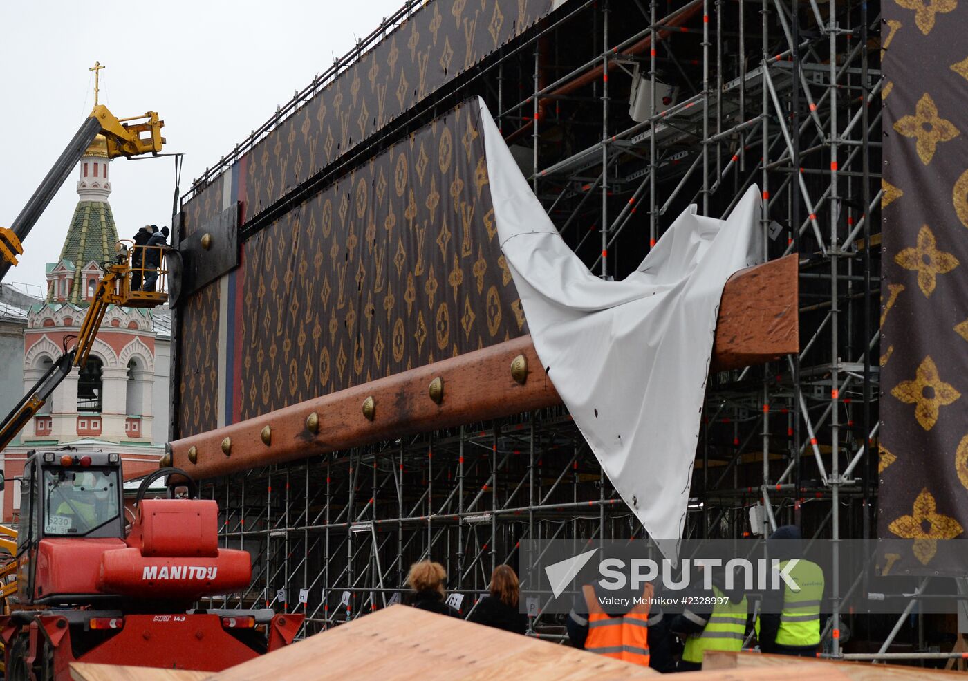 Dismantling Louis Vuitton pavilion on Red Square