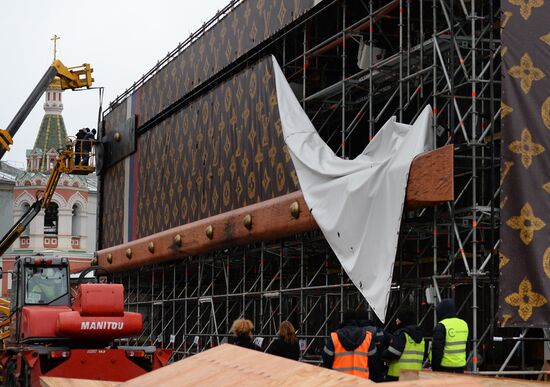 Dismantling Louis Vuitton pavilion on Red Square