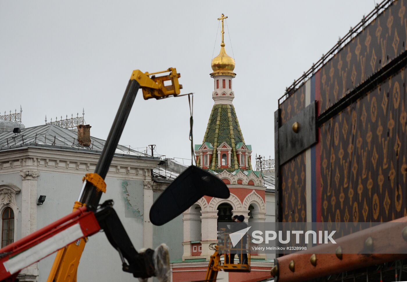 Dismantling Louis Vuitton pavilion on Red Square