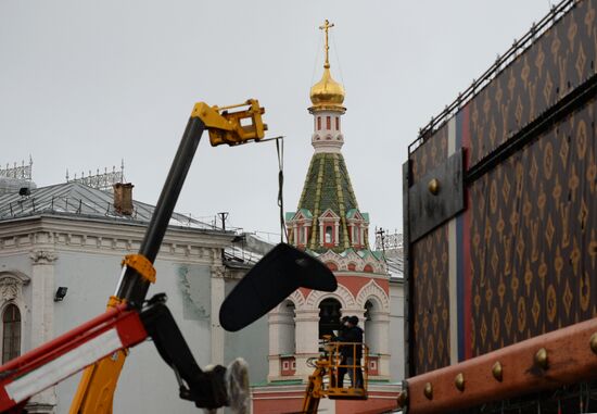 Dismantling Louis Vuitton pavilion on Red Square