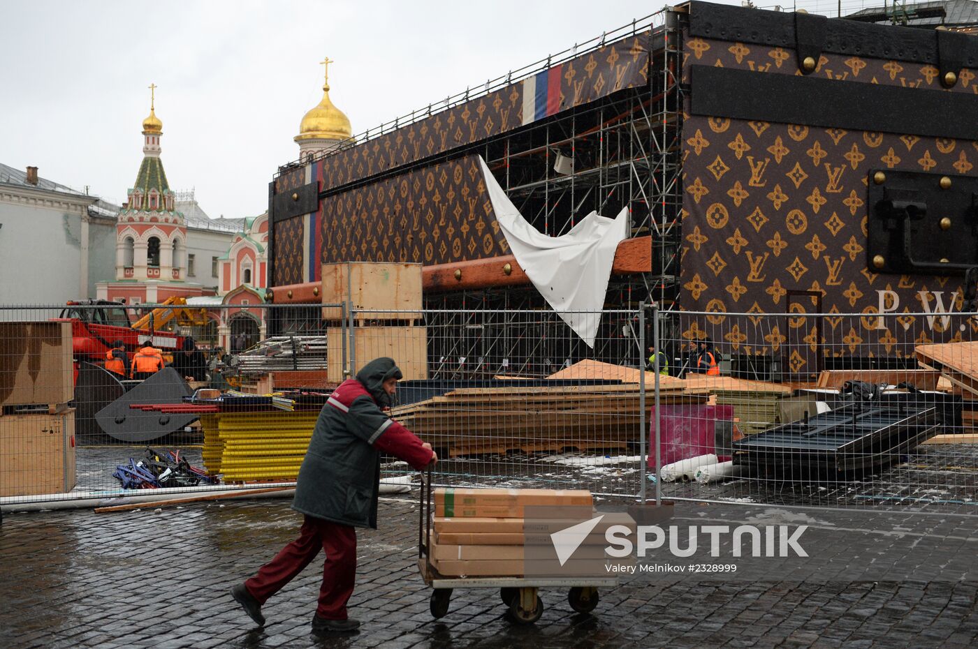 Dismantling Louis Vuitton pavilion on Red Square