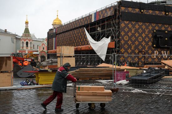 Dismantling Louis Vuitton pavilion on Red Square