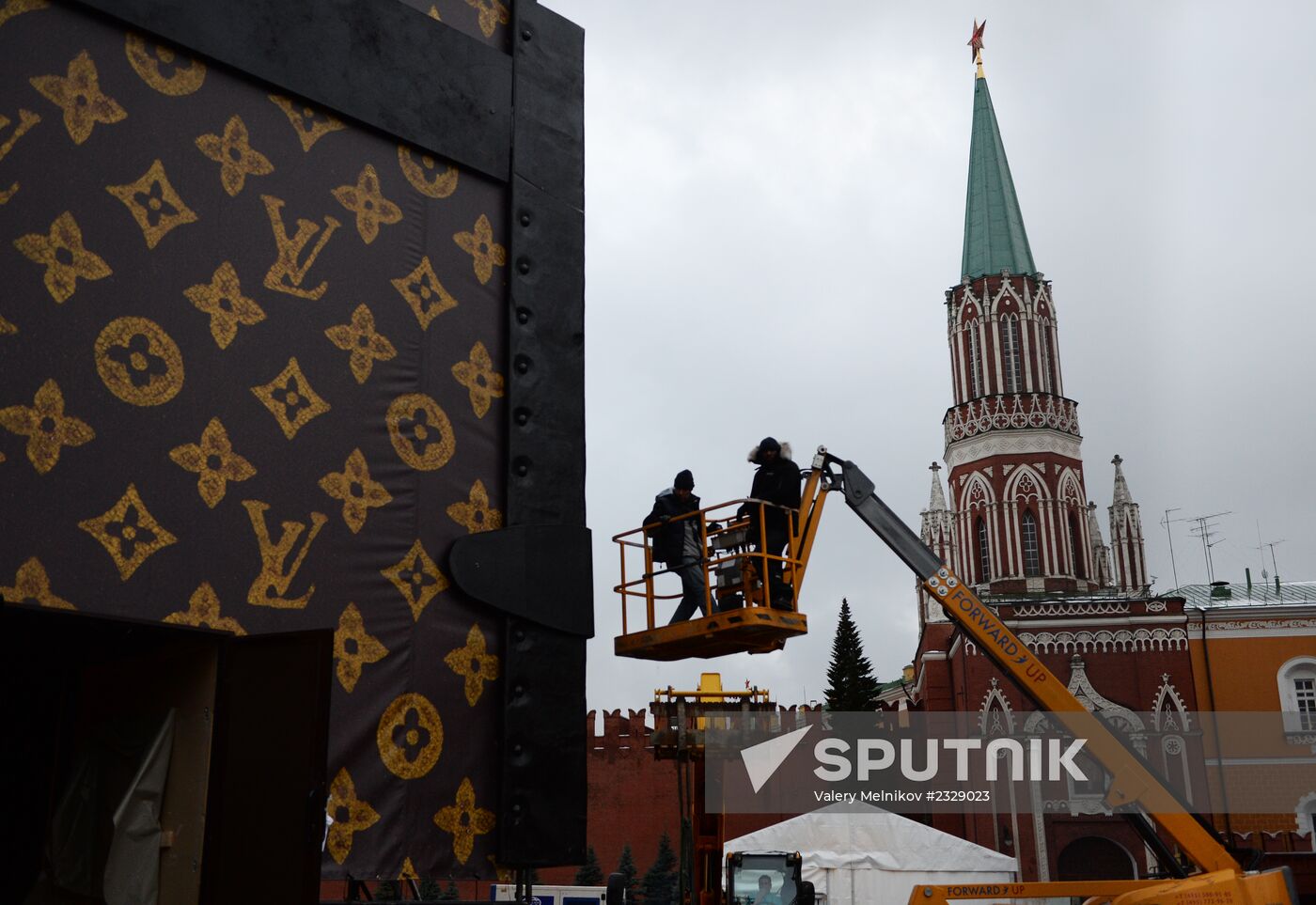 Dismantling Louis Vuitton pavilion on Red Square