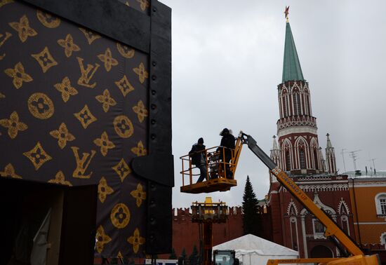 Dismantling Louis Vuitton pavilion on Red Square