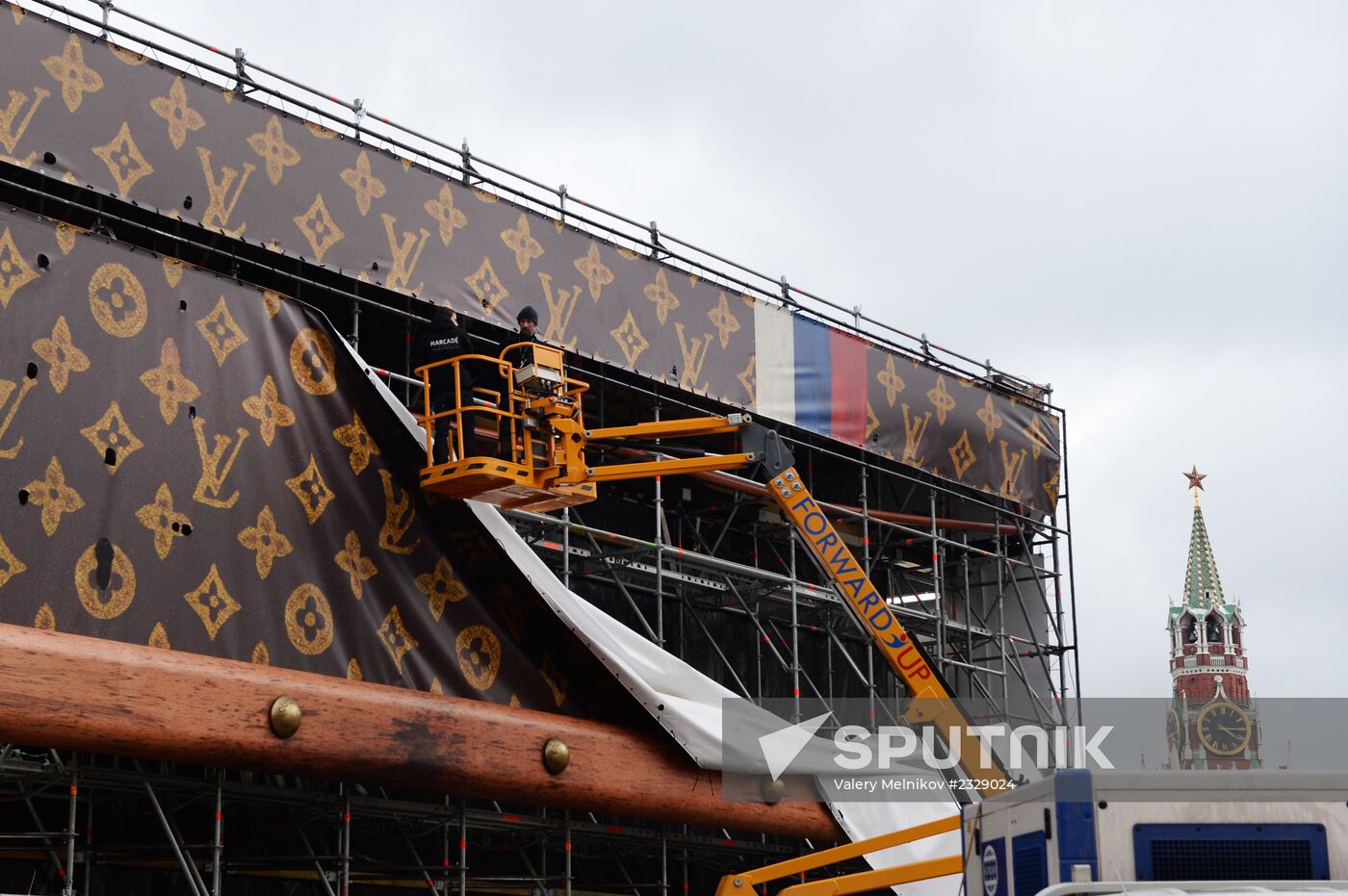 Dismantling Louis Vuitton pavilion on Red Square