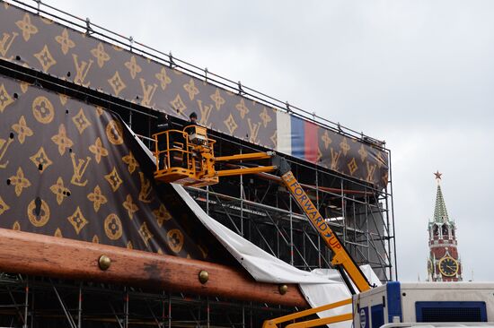 Dismantling Louis Vuitton pavilion on Red Square