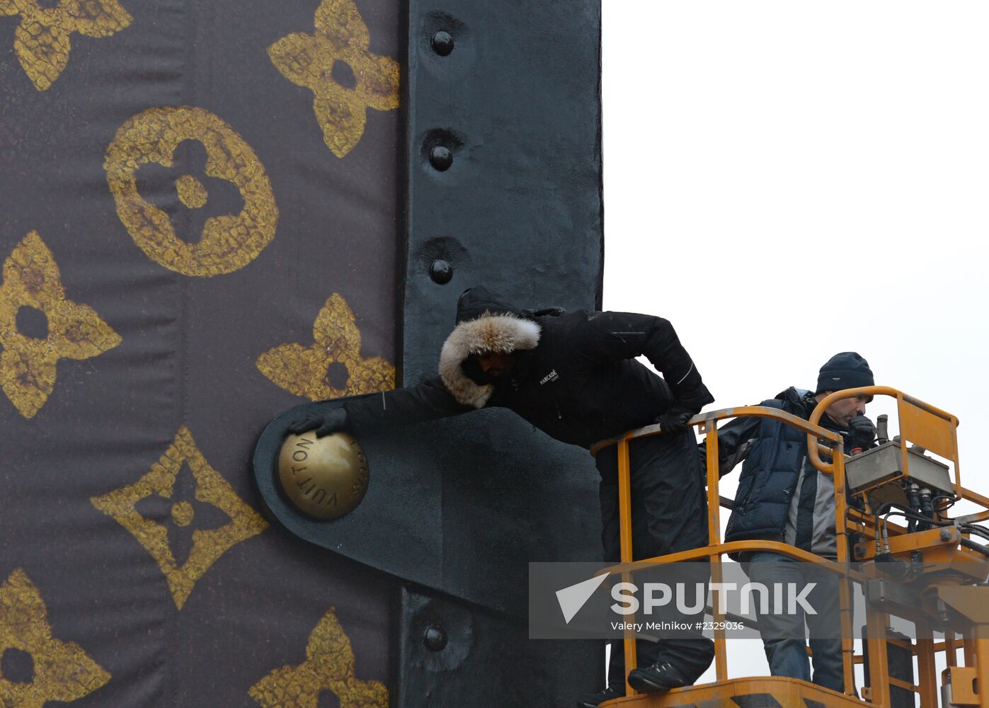 Dismantling Louis Vuitton pavilion on Red Square