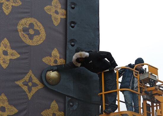 Dismantling Louis Vuitton pavilion on Red Square