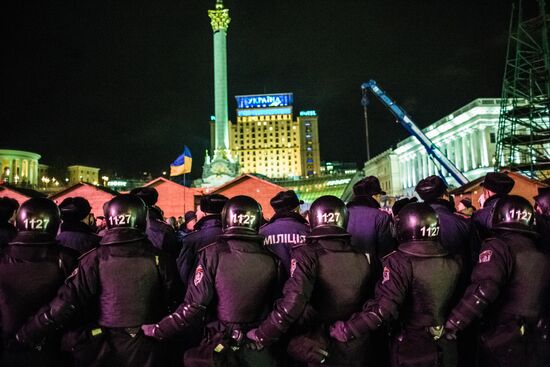 Berkut riot police stop protesters from blocking traffic on Kreschatik