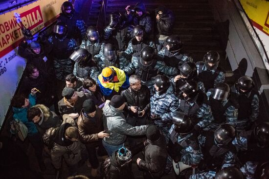 Police clear protesters from Independence Square