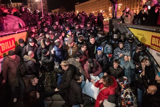 Police clear protesters from Independence Square