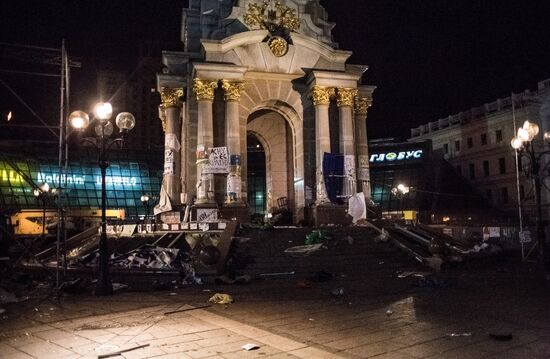 Police clear protesters from Independence Square