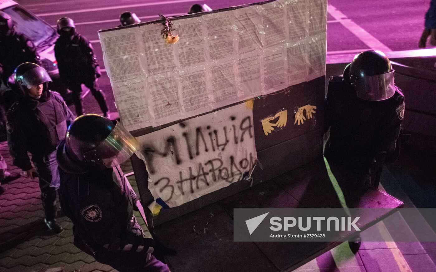 Police clear protesters from Independence Square