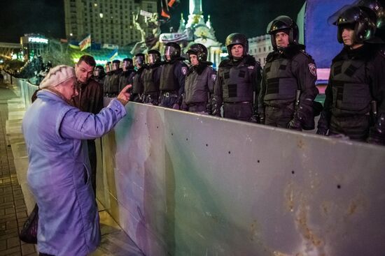 Police clear protesters from Independence Square