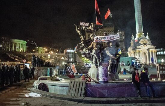 Police clear protesters from Independence Square