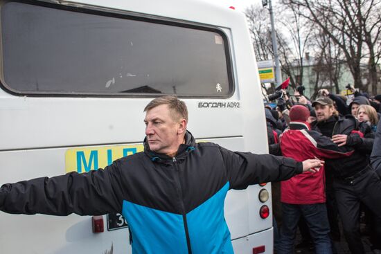 Civil disorders continue in Kiev