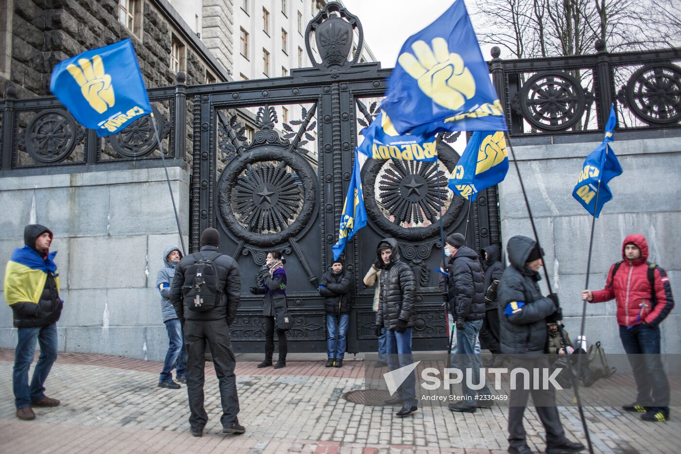 Protesters block streets near government building in Kiev