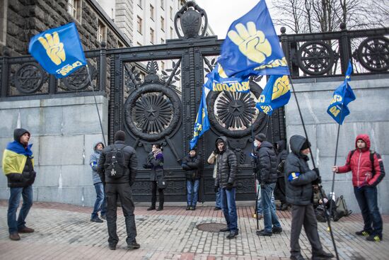 Protesters block streets near government building in Kiev