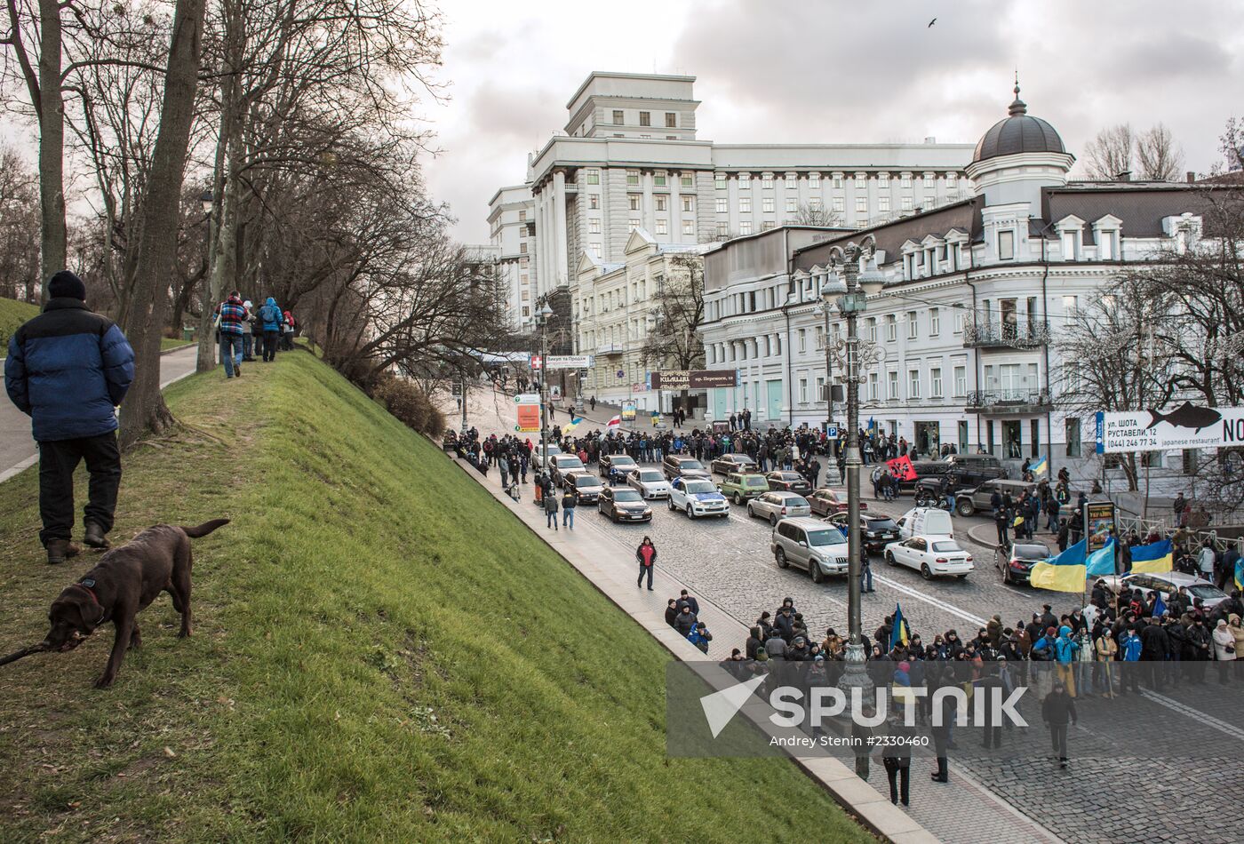 Protesters block streets near government building in Kiev