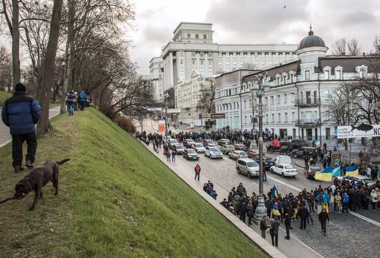 Protesters block streets near government building in Kiev