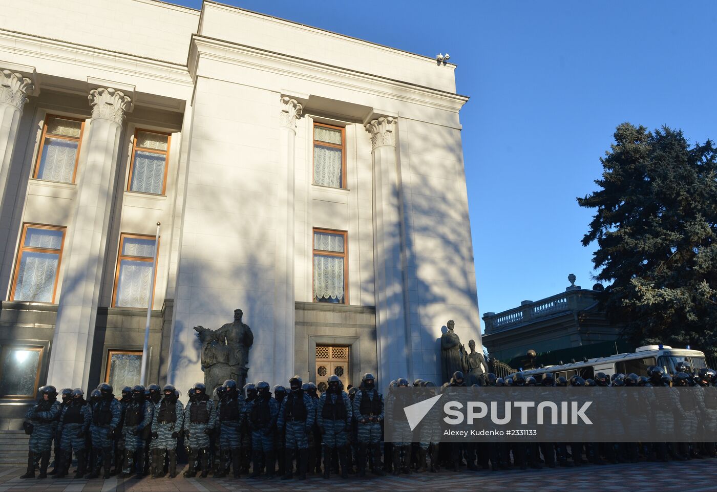 EU integration supporters picket parliament building in Kiev