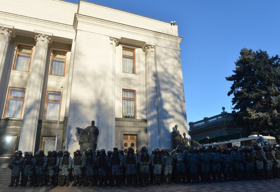 EU integration supporters picket parliament building in Kiev