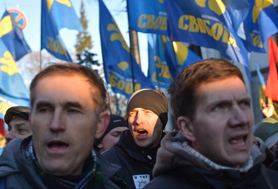 EU integration supporters picket parliament building in Kiev