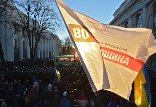 EU integration supporters picket parliament building in Kiev