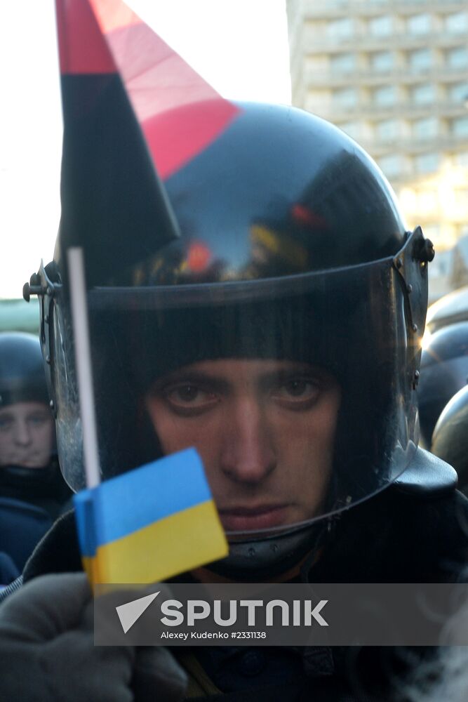 EU integration supporters picket parliament building in Kiev