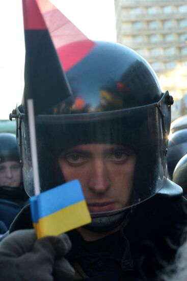 EU integration supporters picket parliament building in Kiev