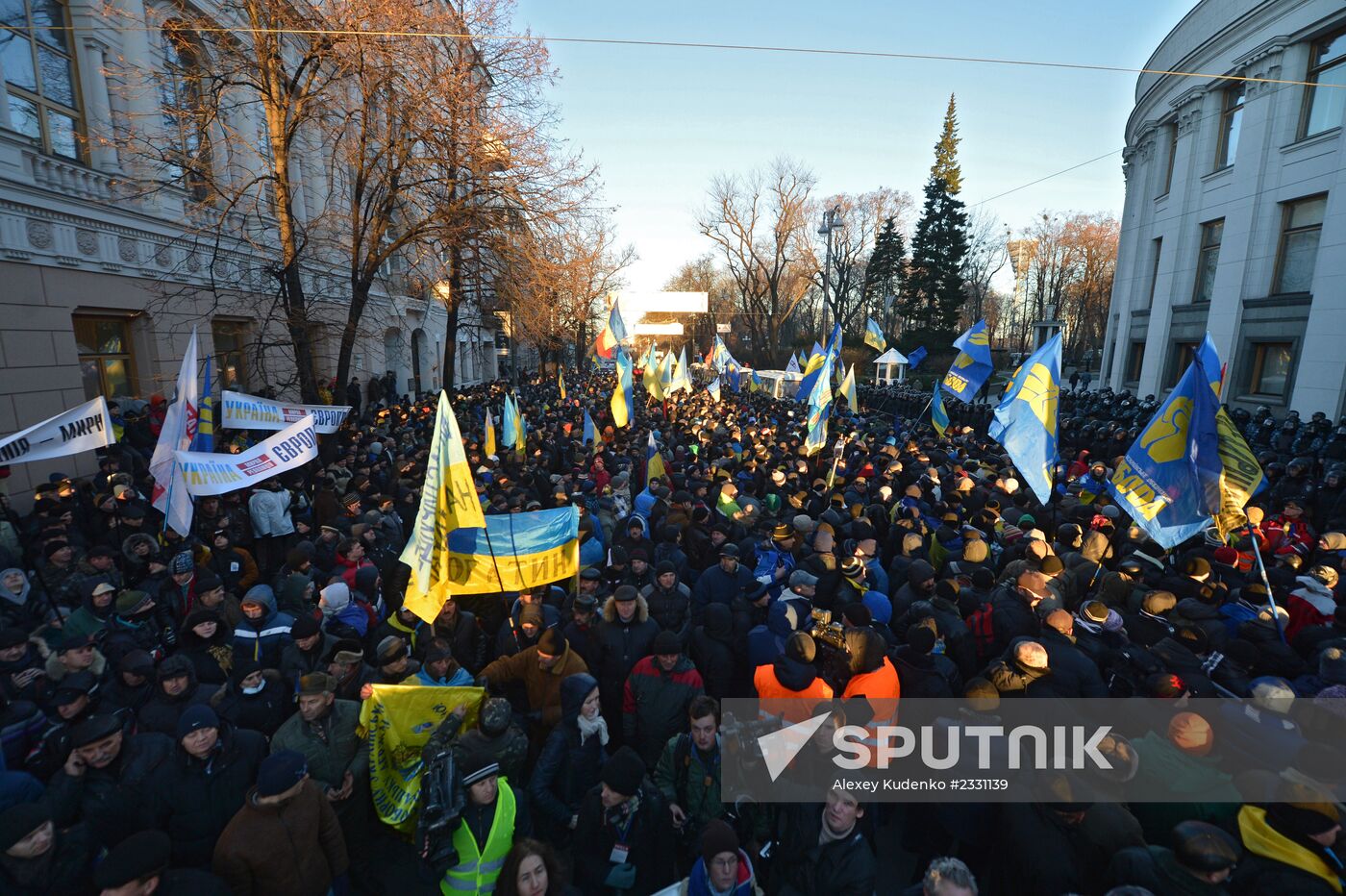 EU integration supporters picket parliament building in Kiev