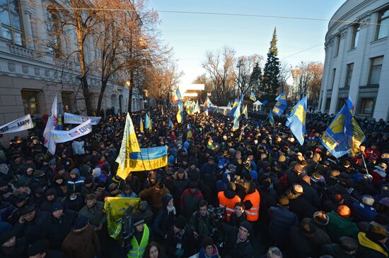 EU integration supporters picket parliament building in Kiev