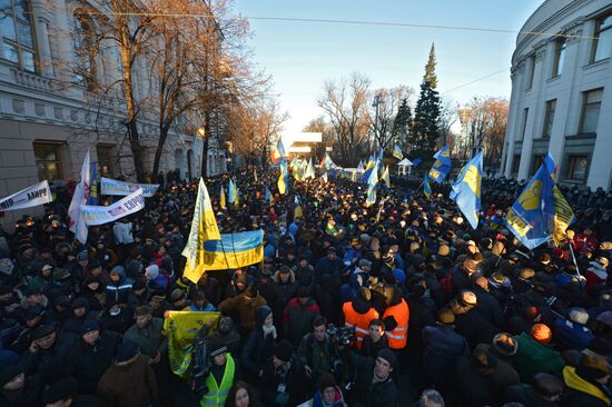 EU integration supporters picket parliament building in Kiev