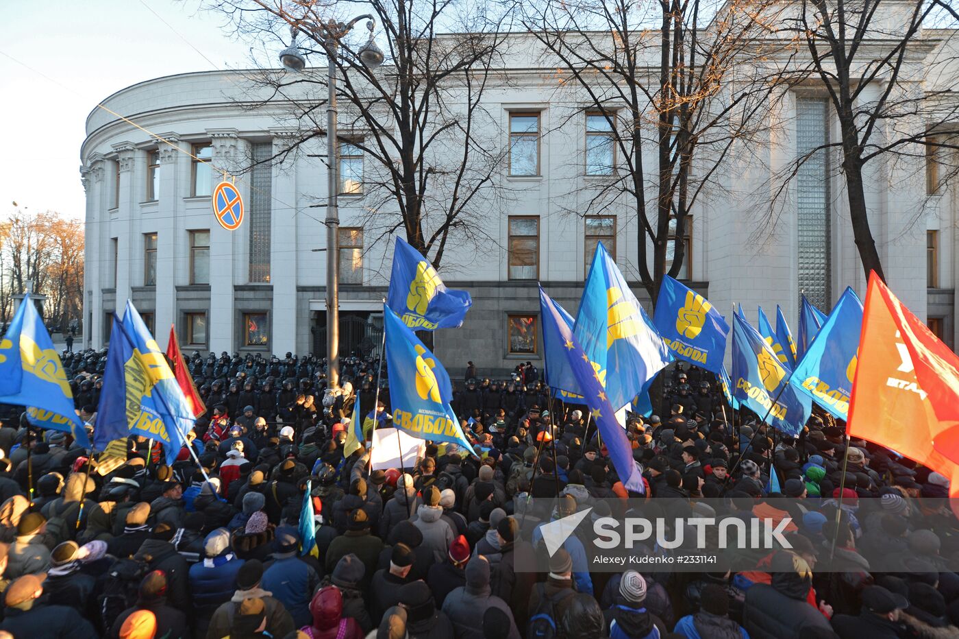 EU integration supporters picket parliament building in Kiev