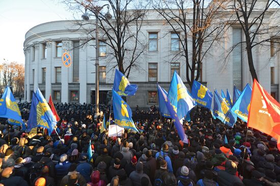 EU integration supporters picket parliament building in Kiev